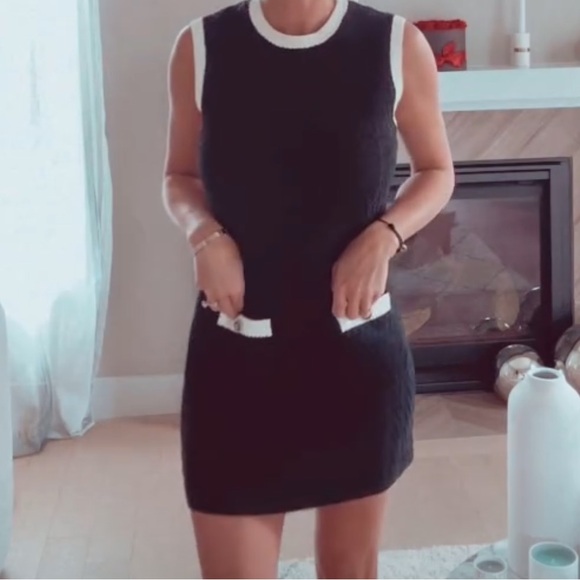 Gorgeous knitwear 𝒞𝒽𝒶𝓃ℯ𝓁  mini 🤍🖤 - Picture 4 of 5